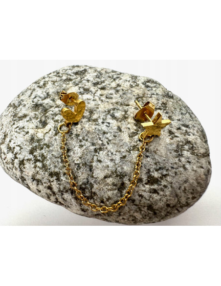 PODWÓJNY Kolczyk ze stali chirurgicznej z łańcuszkiem złoty 1 sztuka