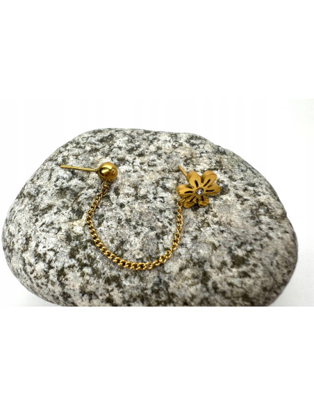 PODWÓJNY Kolczyk ze stali chirurgicznej z łańcuszkiem złoty 1 sztuka