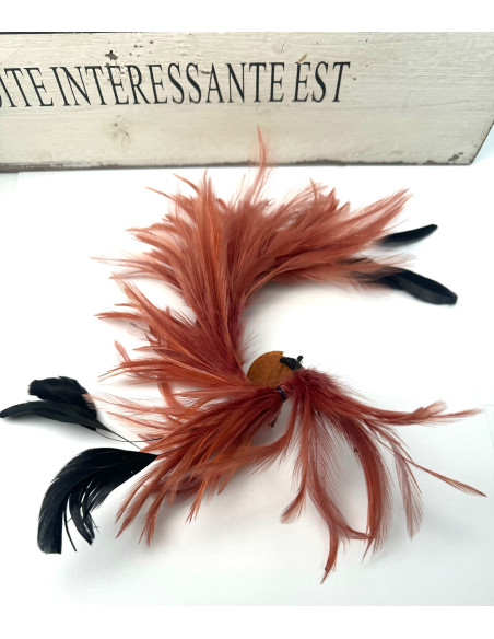 Fascynator na głowę BROSZKA PRZYPINKA Stroik na głowę PIÓRA CEGLANY