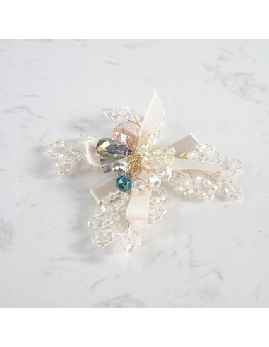 KWIAT Z KRYSZTAŁKAMI KAMIENIE PRZYPINKA OZDOBA...