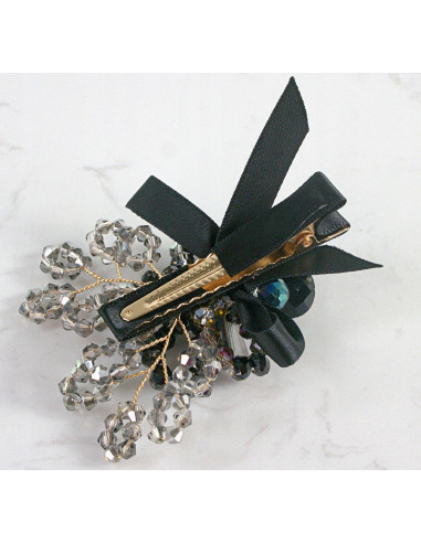 KWIAT Z KRYSZTAŁKAMI KAMIENIE PRZYPINKA OZDOBA...