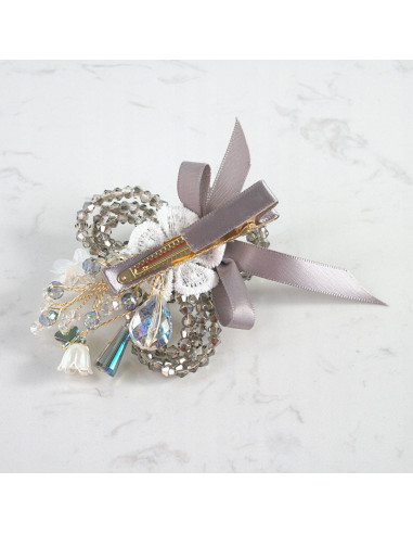 KWIAT Z KRYSZTAŁKAMI KAMIENIE PRZYPINKA OZDOBA...