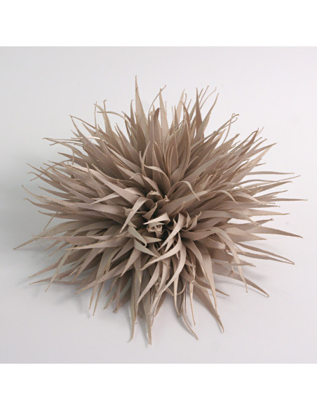 KWIAT Z MATERIAŁU KOLCE  BROSZKA PRZYPINKA LOLITA AKCESORIA 10 cm PIASKOWY