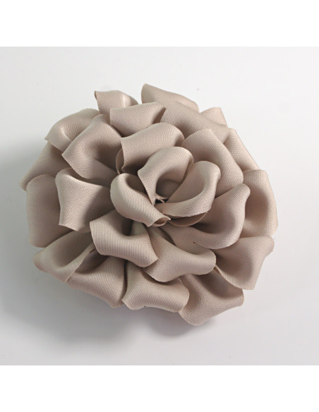 KWIAT Z MATERIAŁU BROSZKA PRZYPINKA LOLITA AKCESORIA 7 CM PIASKOWY