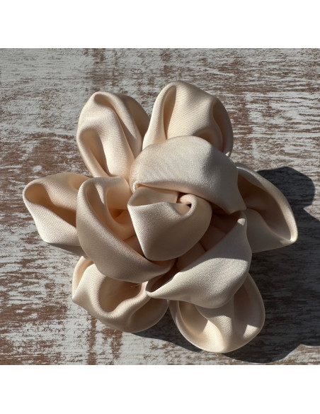 KWIAT Z MATERIAŁU BROSZKA PRZYPINKA LOLITA AKCESORIA 12 CM ECRU