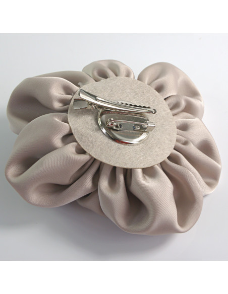 KWIAT Z MATERIAŁU BROSZKA PRZYPINKA LOLITA AKCESORIA 12 CM PIASKOWY