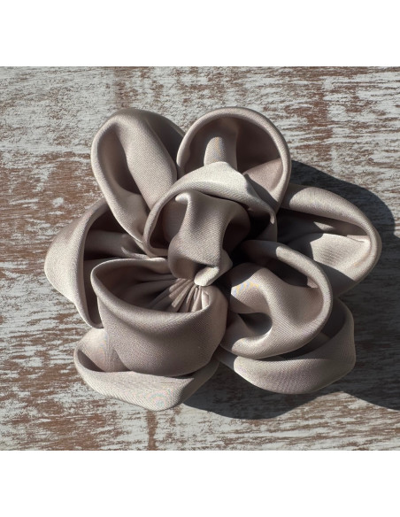 KWIAT Z MATERIAŁU BROSZKA PRZYPINKA LOLITA AKCESORIA 12 CM PIASKOWY