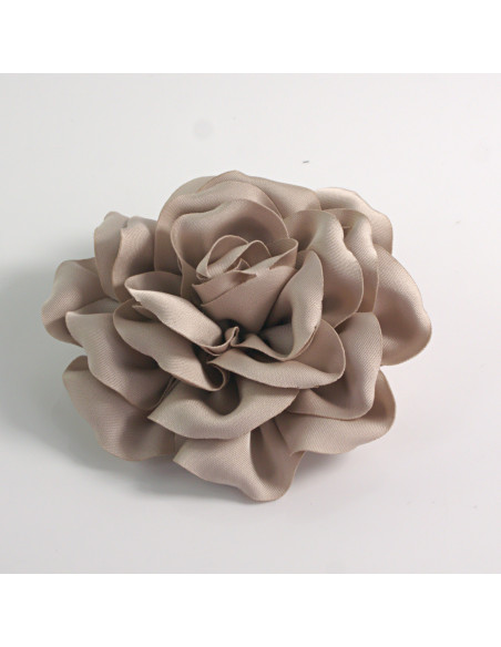 KWIAT Z MATERIAŁU BROSZKA PRZYPINKA LOLITA AKCESORIA 11 CM BEŻOWY PIASKOWY