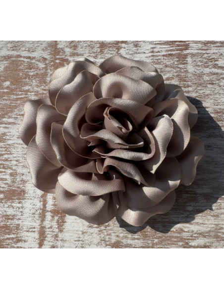 KWIAT Z MATERIAŁU BROSZKA PRZYPINKA LOLITA AKCESORIA 11 CM BEŻOWY PIASKOWY