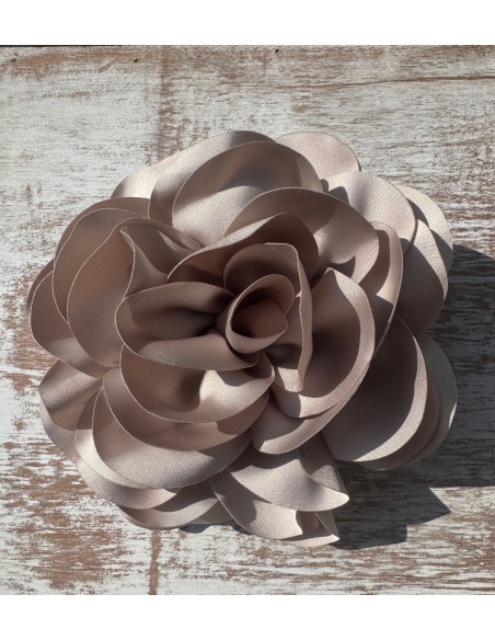 KWIAT Z MATERIAŁU BROSZKA PRZYPINKA LOLITA AKCESORIA 10 CM BEŻOWY PIASKOWY