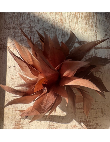 KWIAT Z PIÓR BROSZKA PRZYPINKA PIÓRA LOLITA AKCESORIA 14 CM