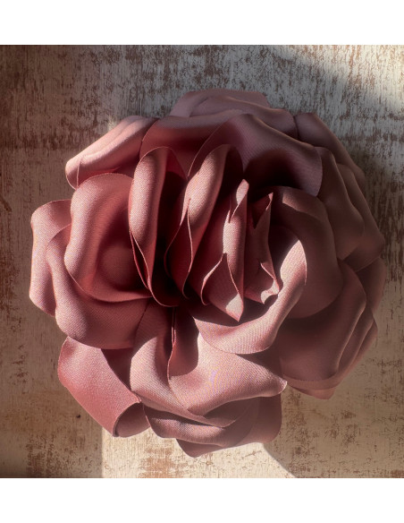 KWIAT Z MATERIAŁU BROSZKA PRZYPINKA LOLITA AKCESORIA 14 CM BRUDNY RÓŻ