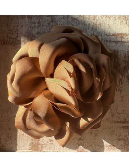 KWIAT Z MATERIAŁU BROSZKA PRZYPINKA LOLITA AKCESORIA 14 CM BEŻOWY