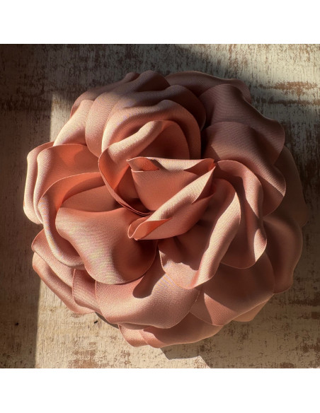 KWIAT Z MATERIAŁU BROSZKA PRZYPINKA LOLITA AKCESORIA 14 CM PUDROWY RÓŻ