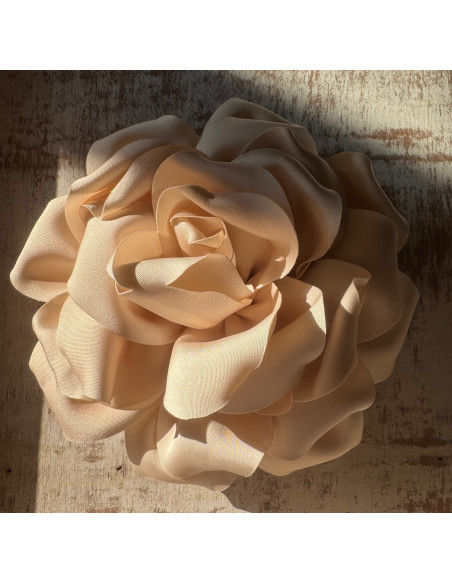 KWIAT Z MATERIAŁU BROSZKA PRZYPINKA LOLITA AKCESORIA 14 CM BEŻ ECRU