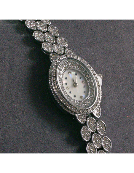 Zegarek damski vintage srebrny z białą tarczą z kamieniami Lolita Akcesoria