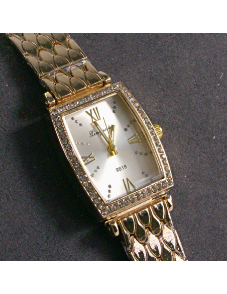 Zegarek damski vintage prostokątny złoty z białą tarczą Lolita Akcesoria