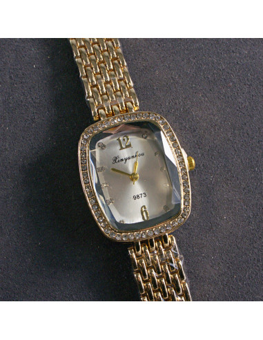 Zegarek damski vintage złoty z białą tarczą...