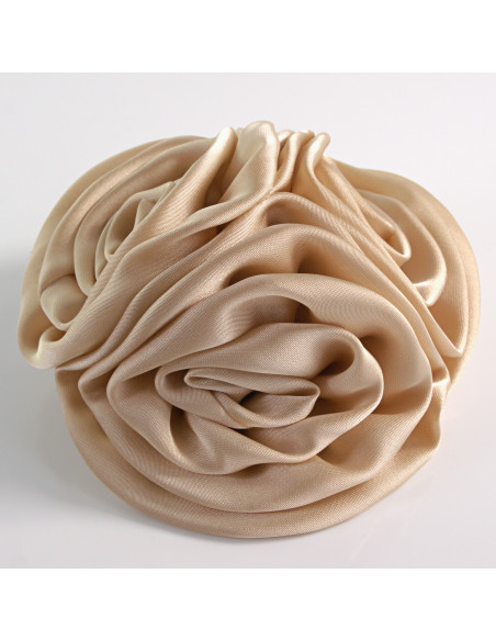 KWIAT Z MATERIAŁU BROSZKA PRZYPINKA LOLITA AKCESORIA POTRÓJNA RÓŻA BEŻOWY