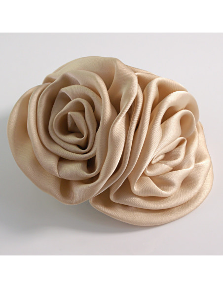 KWIAT Z MATERIAŁU BROSZKA PRZYPINKA LOLITA AKCESORIA POTRÓJNA RÓŻA BEŻOWY