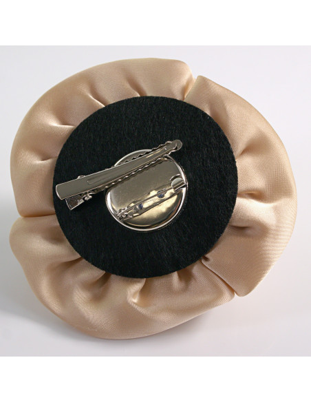 KWIAT Z MATERIAŁU BROSZKA PRZYPINKA LOLITA AKCESORIA POTRÓJNA RÓŻA BEŻOWY