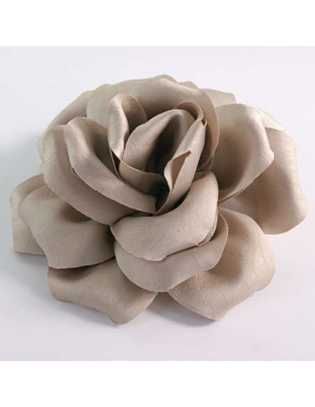 KWIAT Z MATERIAŁU RÓŻA BROSZKA PRZYPINKA LOLITA AKCESORIA 14 CM PIASKOWY