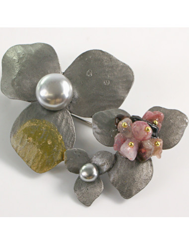 KLASYCZNA BROSZKA BROSZA GALERYJNA  TRZY KWIATY z PERŁĄ Lolita Accessories