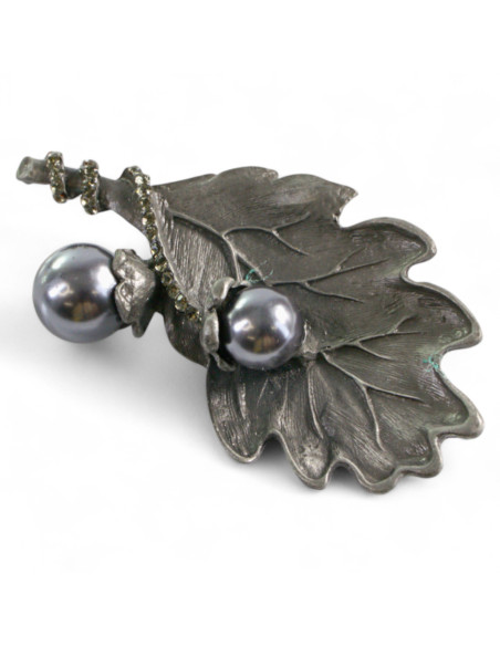 BROSZKA BROSZA GRAFITOWY LIŚĆ DĘBU Z PERŁĄ LOLITA AKCESORIA