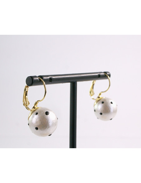 Kolczyki WISZĄCE PERŁY W KROPKI  LOLITA AKCESORIA srebrny sztyft 925