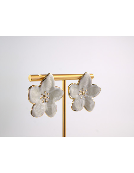Kolczyki BIAŁY ECRU KWIATY KWIATKI STAL CHIRURGICZNA  LOLITA AKCESORIA 3 cm