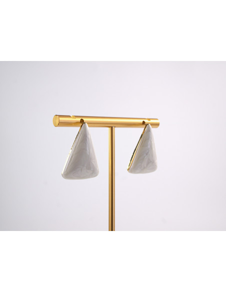 Kolczyki BIAŁY ECRU TRÓJKĄT TRÓJKĄTY  STAL CHIRURGICZNA  LOLITA AKCESORIA