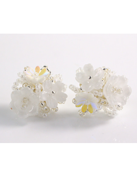 Kolczyki białe KWIATKI KWIATUSZKI LOLITA AKCESORIA srebrny sztyft 925