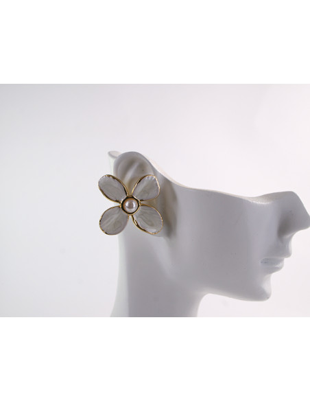 Kolczyki KWIATKI KWIATY ECRU  LOLITA AKCESORIA STAL CHIRURGICZNA