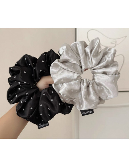 GUMKA DUŻA SCRUNCHIE SATYNOWA MEGA XXXL SATYNA ŚR.18 CM CZARNY KROPKI