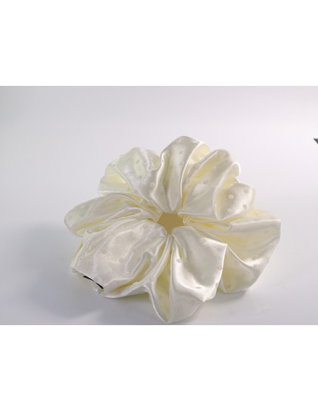 GUMKA DUŻA SCRUNCHIE SATYNOWA  XXXL SATYNA ŚR.18 CM BIAŁY ECRU KROPKI