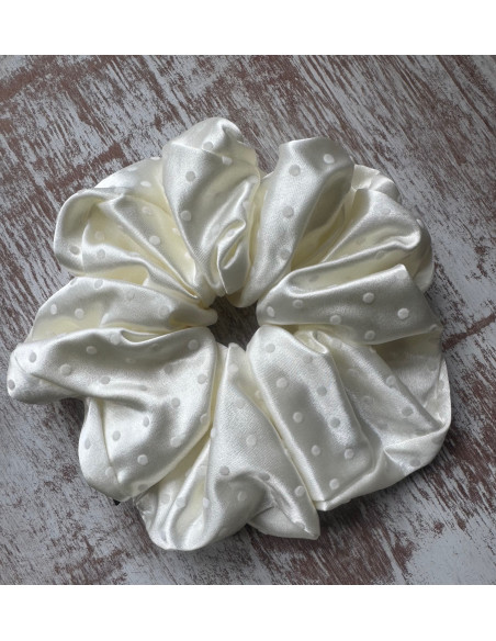 GUMKA DUŻA SCRUNCHIE SATYNOWA  XXXL SATYNA ŚR.18 CM BIAŁY ECRU KROPKI