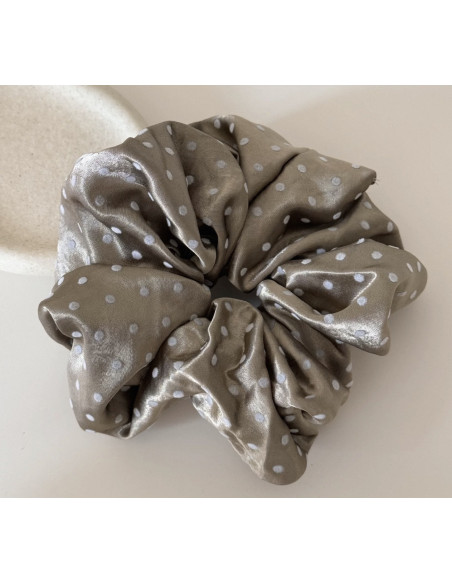 GUMKA DUŻA SCRUNCHIE SATYNOWA MEGA XXXL SATYNA ŚR.18 CM BRĄZOWY KROPKI