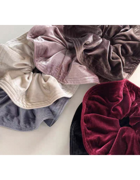 GUMKA DUŻA SCRUNCHIE AKSAMITNA LAMÓWKA MEGA XXXL CZARNY ŚR. 20 CM