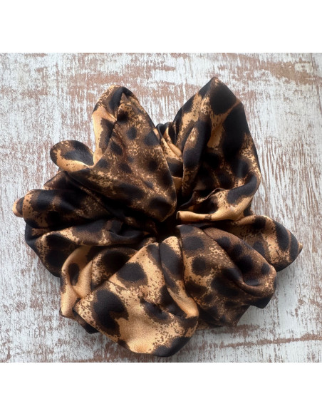 GUMKA DUŻA SCRUNCHIE W PANTERKĘ MEGA XXXL  ŚR. 18 CM BRĄZOWA W CĘTKI