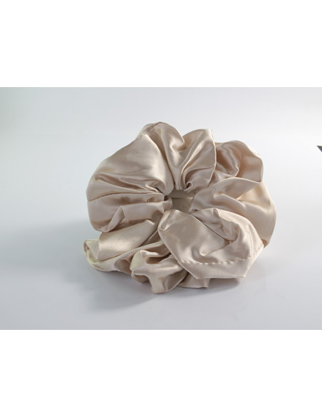 GUMKA DUŻA SCRUNCHIE  DELIKATNA SATYNA ŚR. 16 CM ECRU