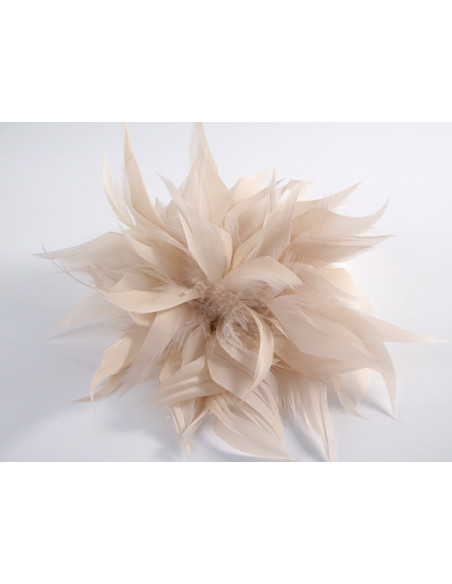 KWIAT Z PIÓR BROSZKA PRZYPINKA LOLITA AKCESORIA 14 cm JASNY BEŻOWO- RÓŻOWY