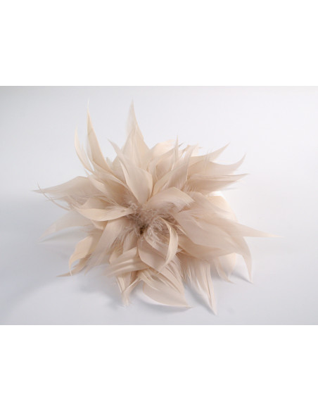 KWIAT Z PIÓR BROSZKA PRZYPINKA LOLITA AKCESORIA 14 cm JASNY BEŻOWO- RÓŻOWY