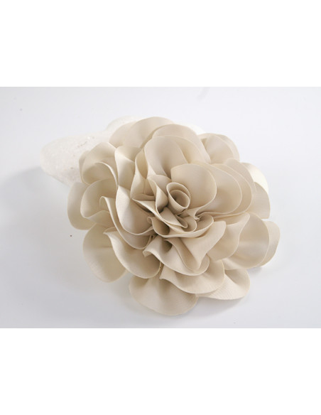 KWIAT Z MATERIAŁU BROSZKA PRZYPINKA LOLITA AKCESORIA 10 CM ZIMNE ECRU
