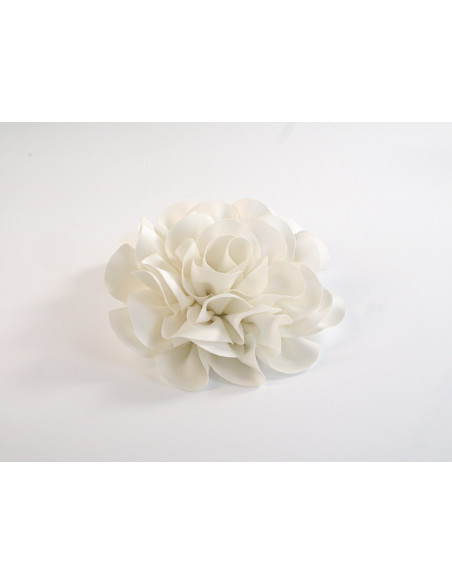 KWIAT Z MATERIAŁU BROSZKA PRZYPINKA LOLITA AKCESORIA 10 CM ECRU