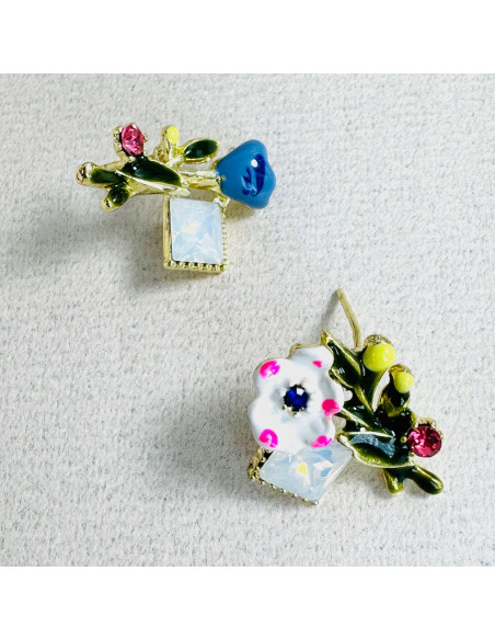 KOLCZYKI ASYMETRYCZNE KWIATKI Lolita AKCESORIA srebrny sztyft 925